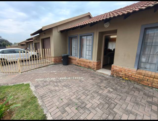3 BEDROOM TOWNHOUSE FOR SALE IN OOS EINDE